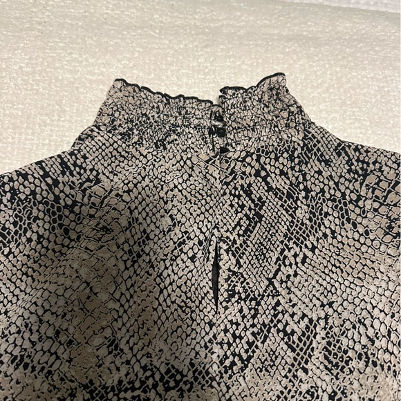 Snakeskin print turtleneck top - Picture 3 of 5